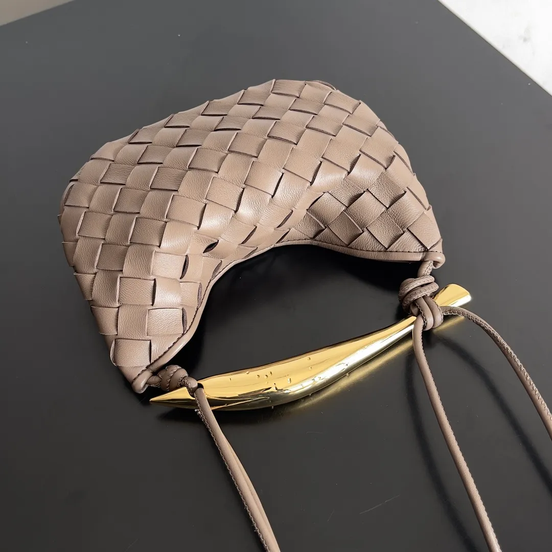 Batch of 1260 BV Mini Sardine is coming‼ ️Super high-end, stainless steel hardware + 24k real gold plating process, fish scales (concave and convex positions) are the finishing touch, the sardine bag that can be carried cross-body is completely beautiful to the heart. The metal element handle and the weaving are perfectly combined to completely integrate the artistic sense and elegance and fashion. It is really like a work of art🏺The large size is elegant, the small size is exquisite and cute, a must-have item for fashionistas, and the details are perfectly reproduced. Style number: 744267 Size 20*12*2.5